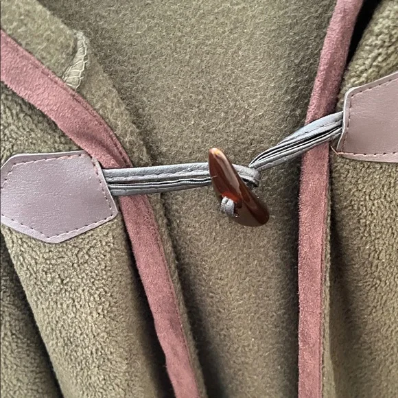 Elegant Army Green/Olive Hooded Cape - Picture 5 of 7
